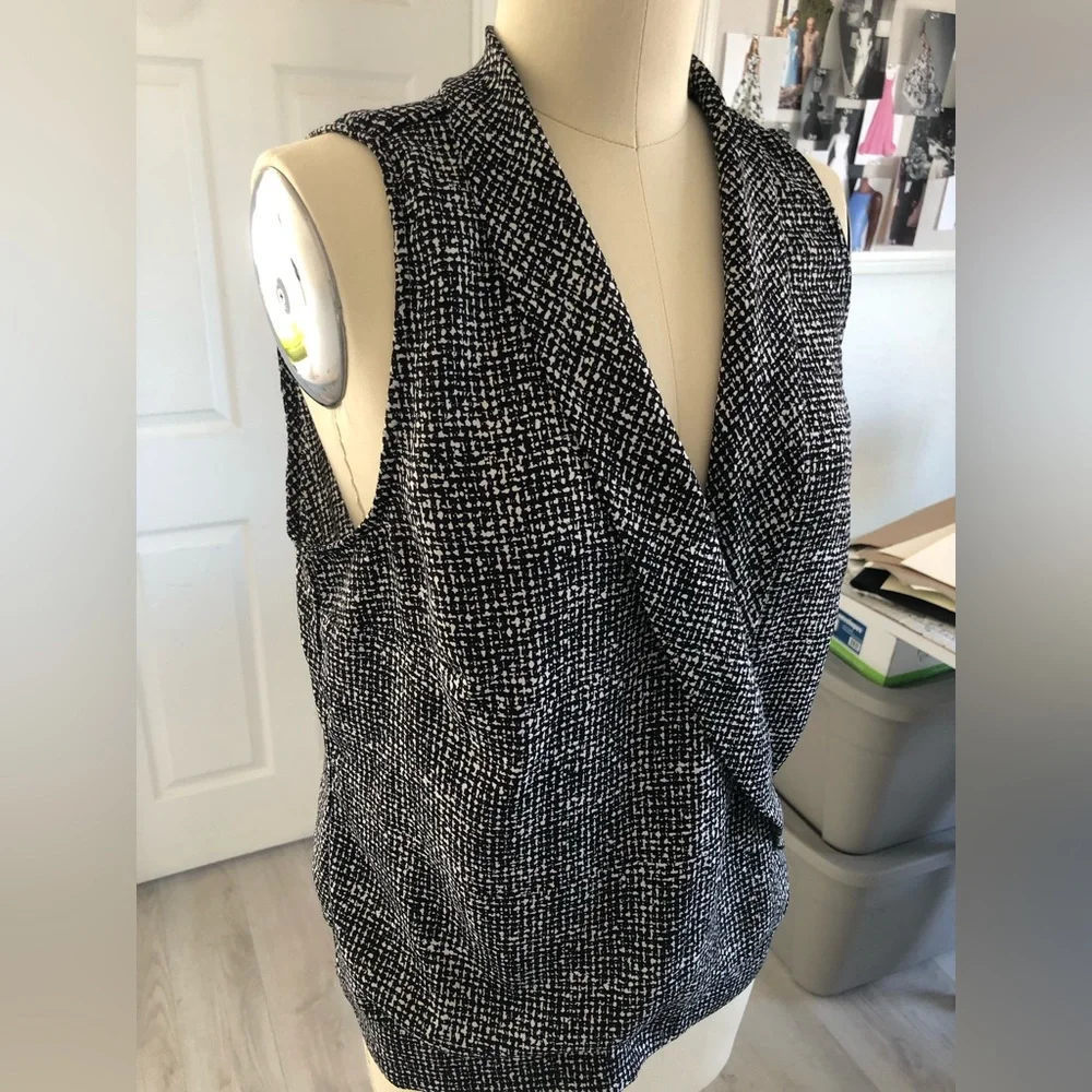 WhiteHouseBlackmarket short sleeve top. - Picture 2 of 14